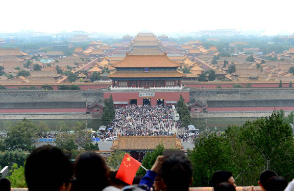 Scenic spots in Beijing packed with tourists