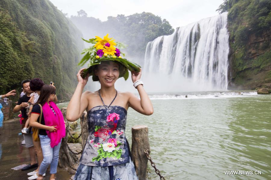 Huangguoshu waterfall attracts crowds in SW China