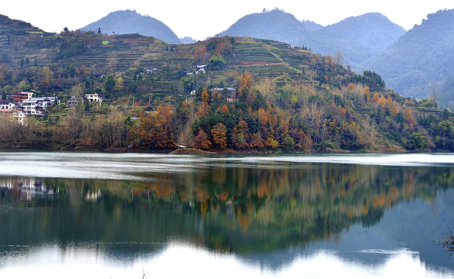Shuanglong Lake: Transparent as mirror