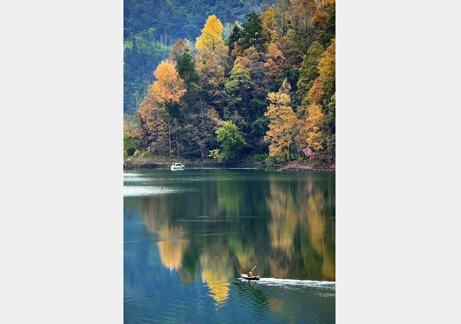 Shuanglong Lake: Transparent as mirror