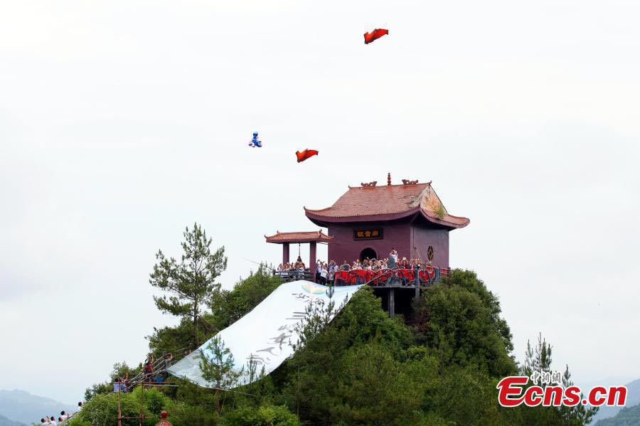 'Wings for Love' flying challenge at Three Gorges