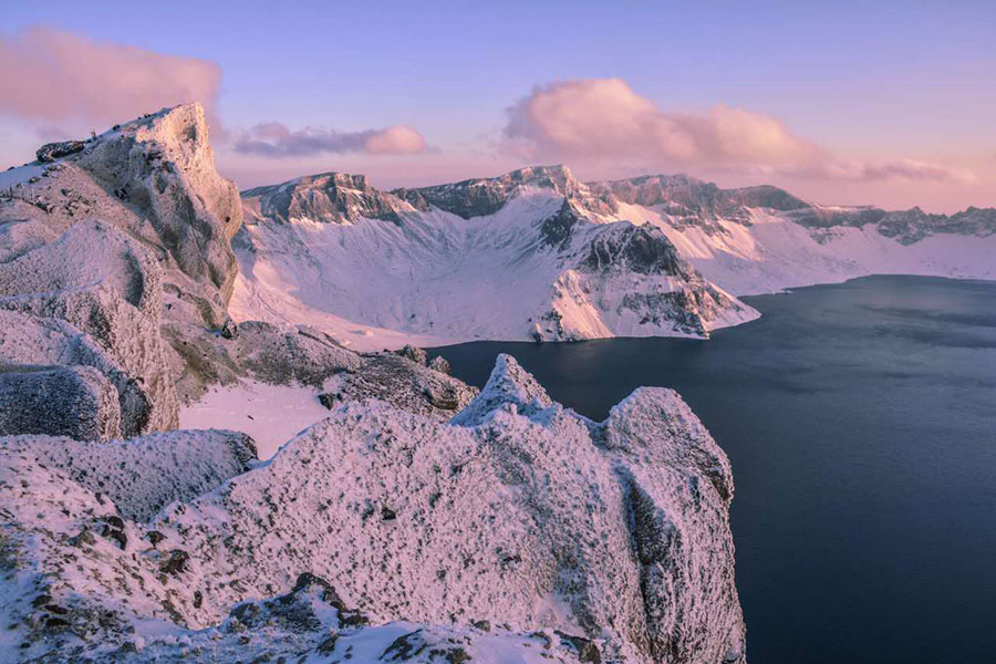 Tianchi Lake manifests cool beauty after first snowfall