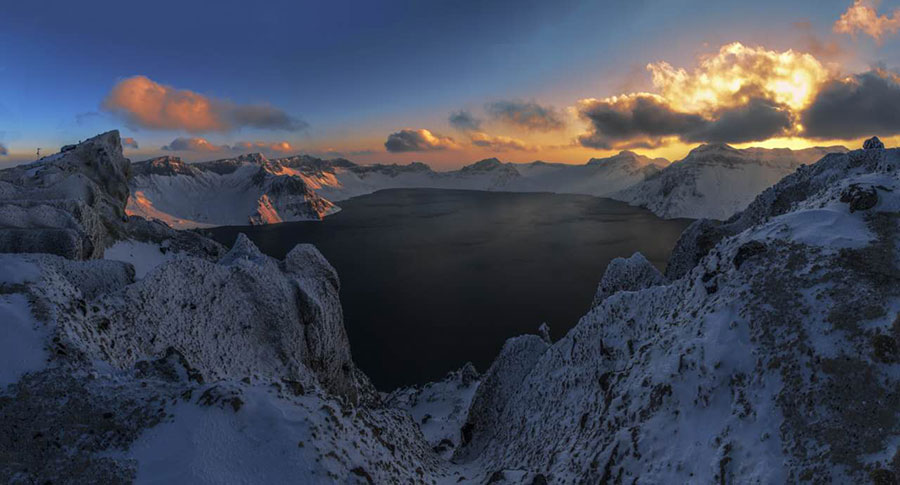 Tianchi Lake manifests cool beauty after first snowfall
