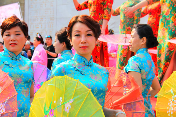 Apricot festival opens at Jinshanling section of Great Wall