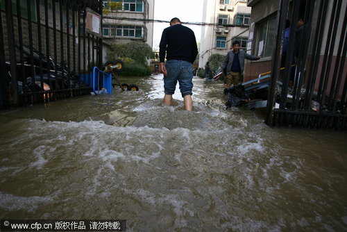 2nd pipe burst disrupts traffic in Zhengzhou