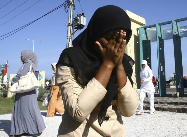 People pray for victims of 2004 Asian tsunami