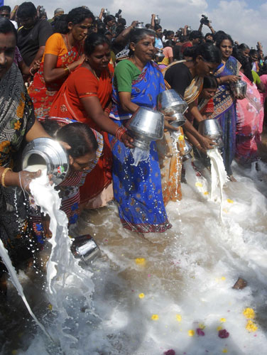 People pray for victims of 2004 Asian tsunami