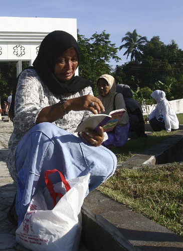 People pray for victims of 2004 Asian tsunami