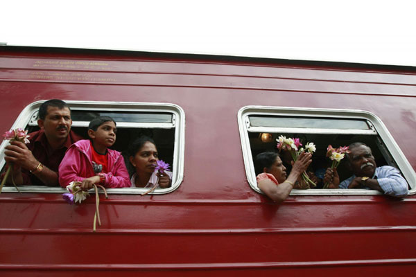 People pray for victims of 2004 Asian tsunami