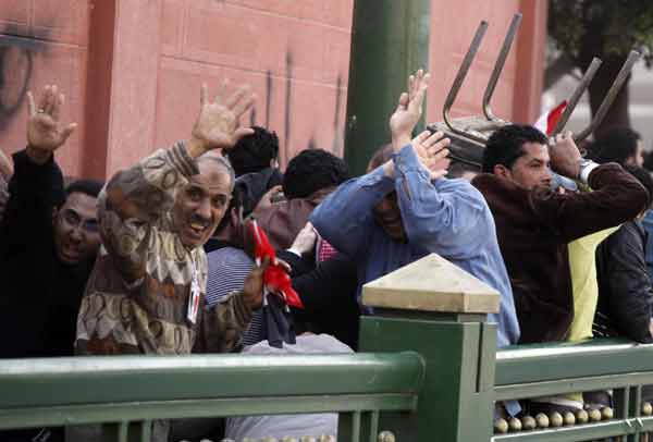 Mubarak opponents and supporters clash