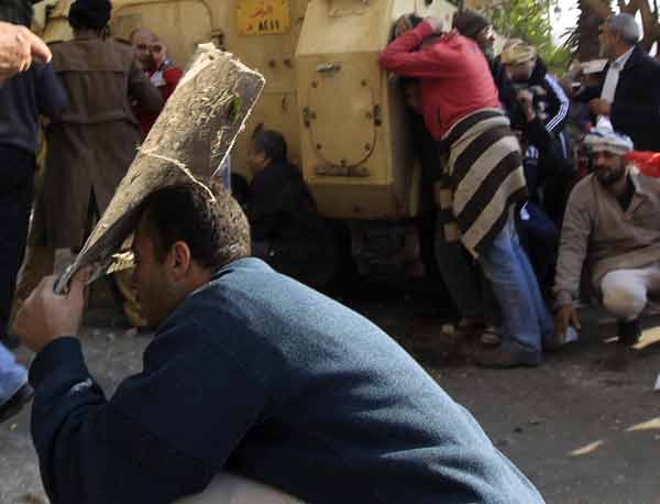 Mubarak opponents and supporters clash