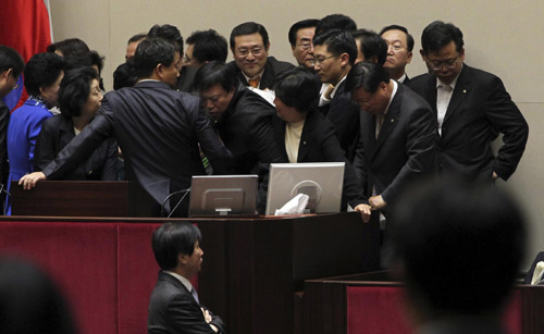 S Korean lawmakers scuffle at parliamentary meeting