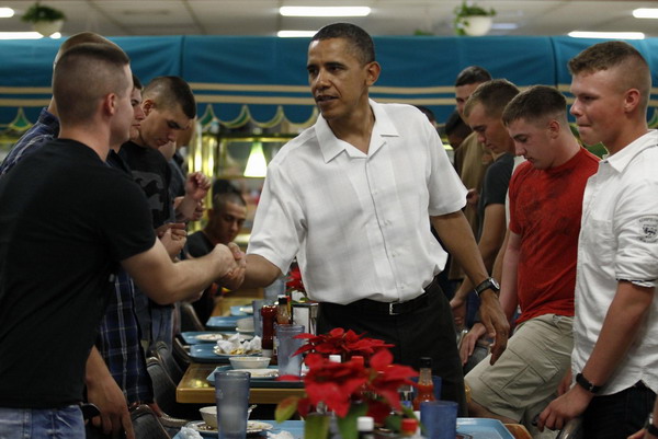 Obama pays Christmas visit to Hawaii Marine base