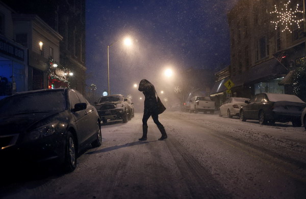 Snowstorm hits US East Coast