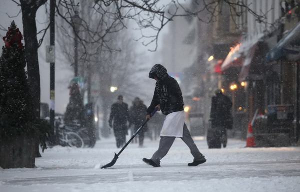 Snowstorm hits US East Coast