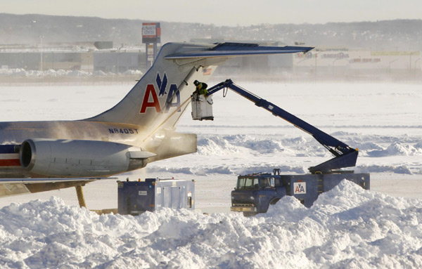 US snow storm strands buses, planes, trains