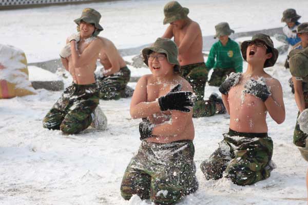 Students brave the cold at ROK military camp