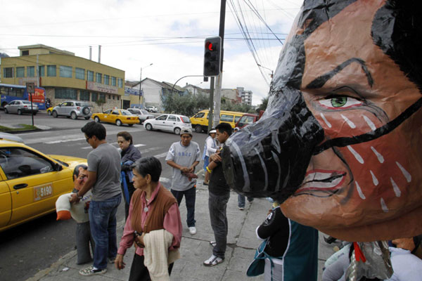 Mask vendors cash in on New Year gala in Ecuador