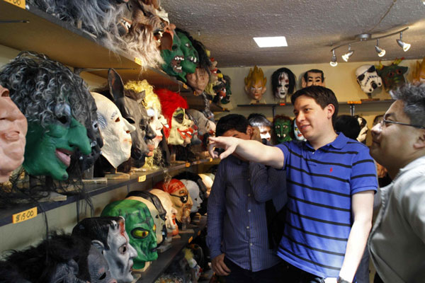Mask vendors cash in on New Year gala in Ecuador