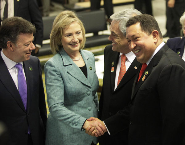 Chavez, Clinton shake hands, chat amid tensions