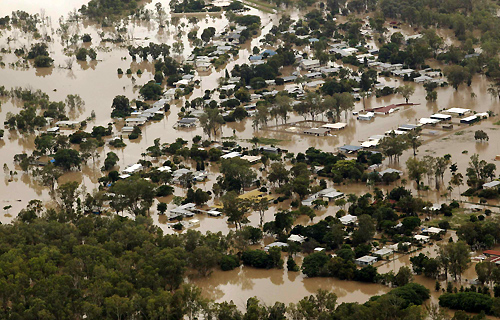 Australian military flies in flood relief supplies