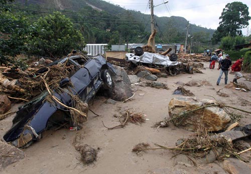 Brazil flood deaths rise to 400; rescuers struggle