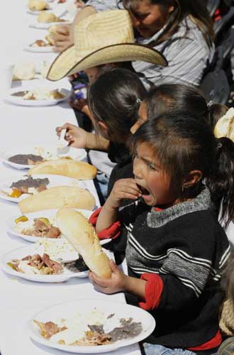 3,000 get free food in Mexico City