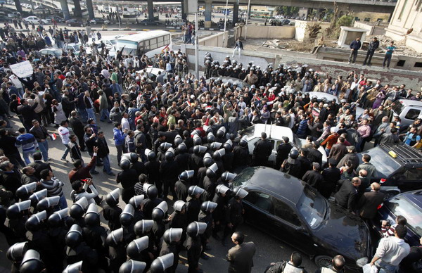 Egyptians clash with riot police