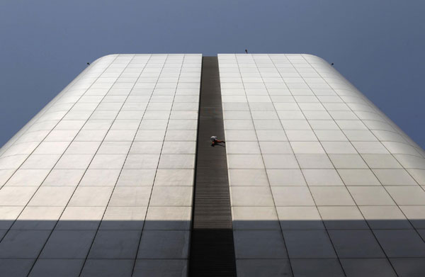 'Spiderman' climbs 137-meter-high building in HK