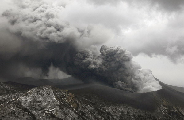 Shinmoedake eruption raises alert level