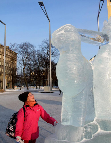 Estonians greeted by ice statues