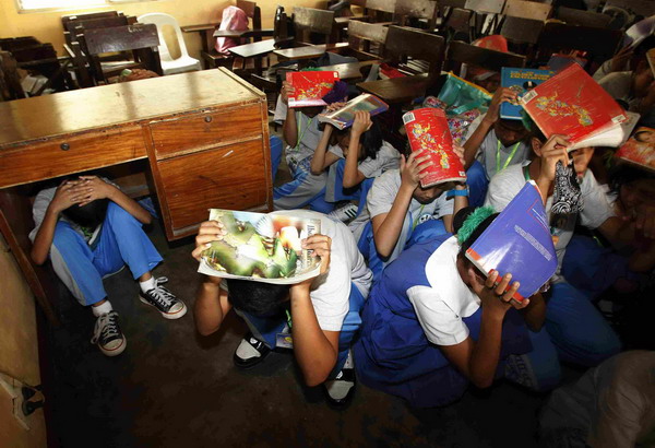 Students practise earthquake drill in Manila