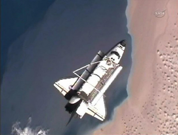 Space shuttle Discovery heads home to retirement