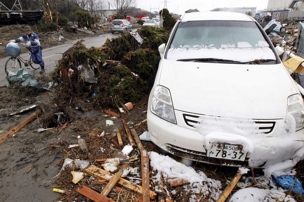 Snowfall chills quake-hit Sendai