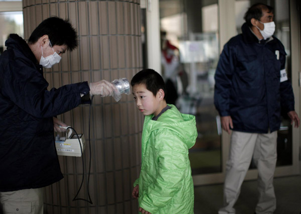Japan considers covering leaking nuke reactors