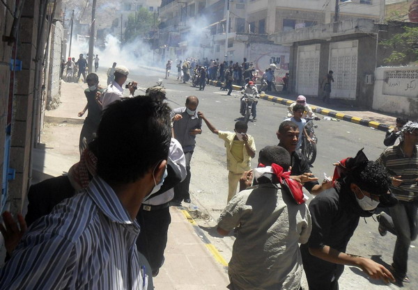 Armed men, police fire on Yemeni protesters