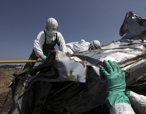 Troops launch new search for Japan tsunami dead