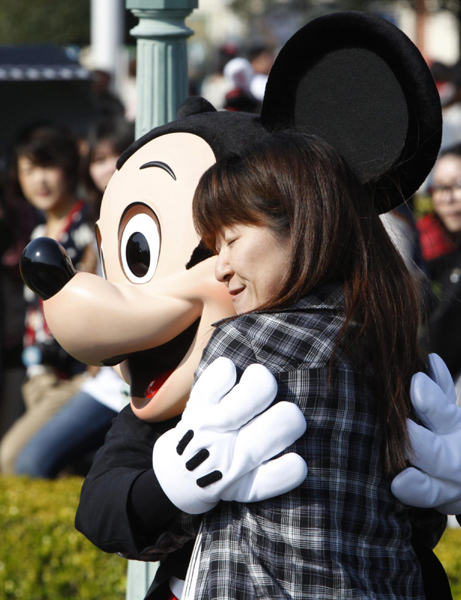 Tokyo Disneyland reopens after quake