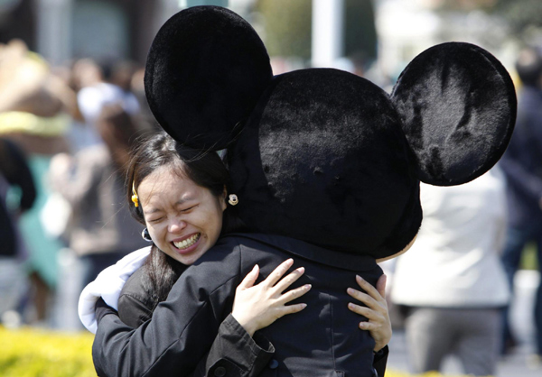 Tokyo Disneyland reopens after quake