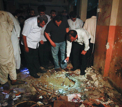 Karachi blast kills 15, criminal gangs suspected