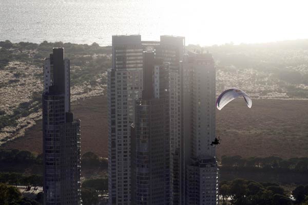 Commuter fights traffic on hang glider