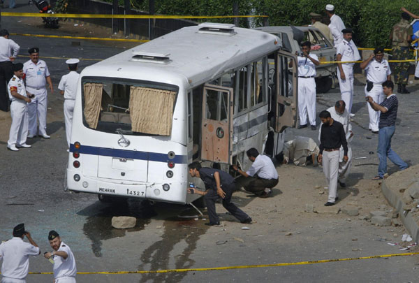 Bomb hits Pakistan navy bus, killing 4