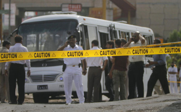 Bomb hits Pakistan navy bus, killing 4