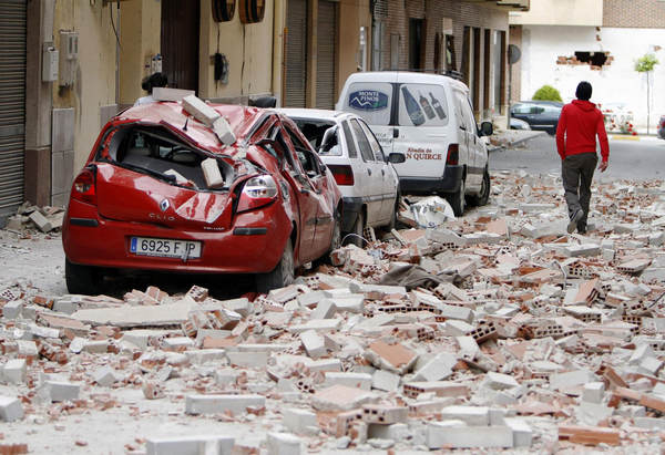 Spaniards fearing aftershocks flee quake city