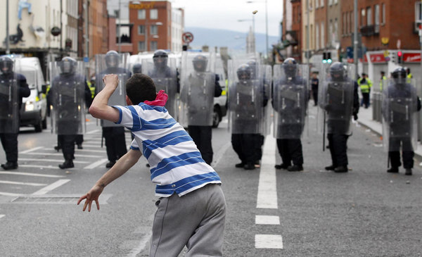Queen's visit to Ireland prompts violent clashes