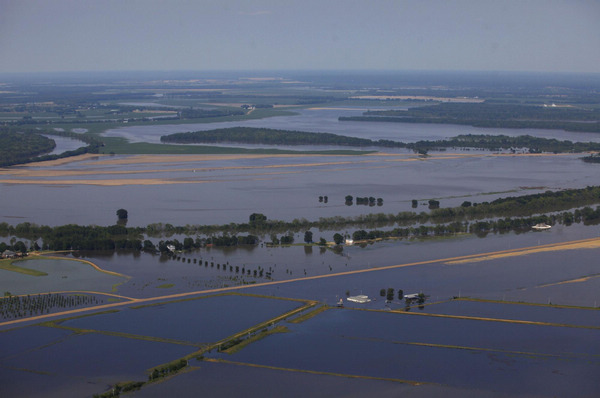 Flood hinders shipping on the Mississippi River