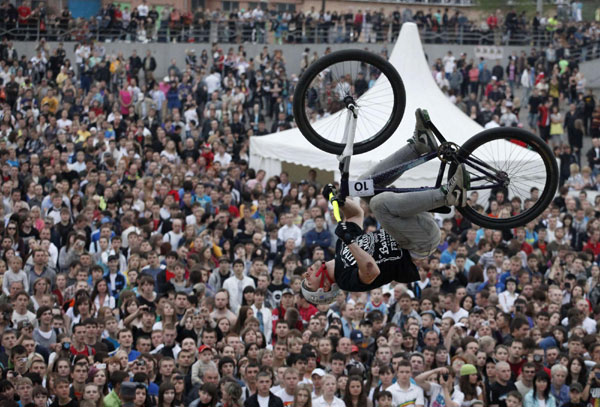 Motorcycle, bicycle stunt show held in Russia