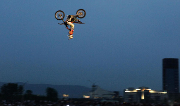 Motorcycle, bicycle stunt show held in Russia