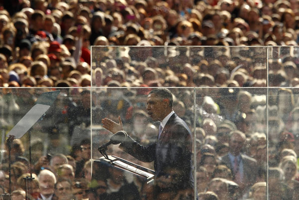 Obama speaks behind bullet-proof glass in Dublin