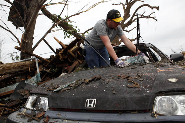 Tornado death toll rises to 122 in US